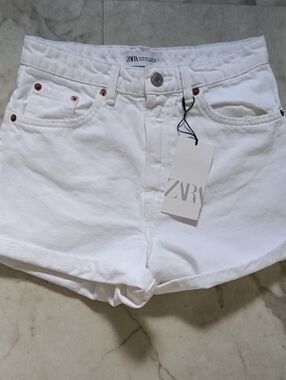 ZARA White Denim Women’s Short Shorts
